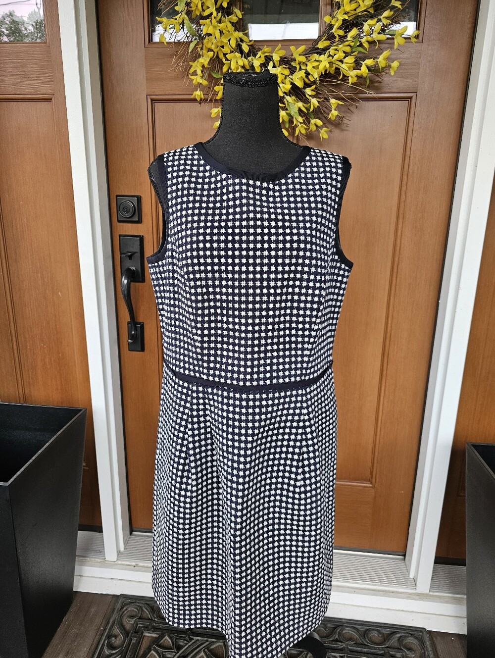 346 Brooks Brothers Sleeveless Black and White Patterned Shift Dress